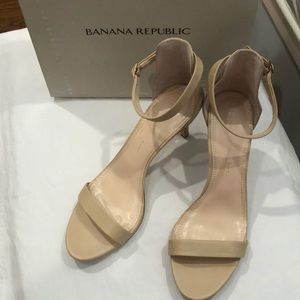 Banana Republic Jaylen nude colored sandal